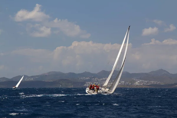 Bodrum Turkiet 2018 Segelbåtar Seglar Blåsigt Väder Egeiska Havets Blå — Stockfoto