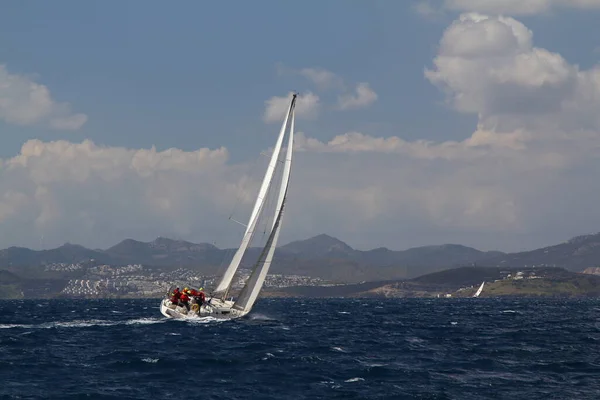 Bodrum Turecko Březen 2018 Plachetnice Plují Větrného Počasí Modrých Vodách — Stock fotografie