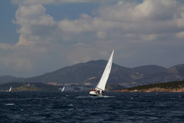 Bodrum Turkiet 2018 Segelbåtar Seglar Blåsigt Väder Egeiska Havets Blå — Stockfoto