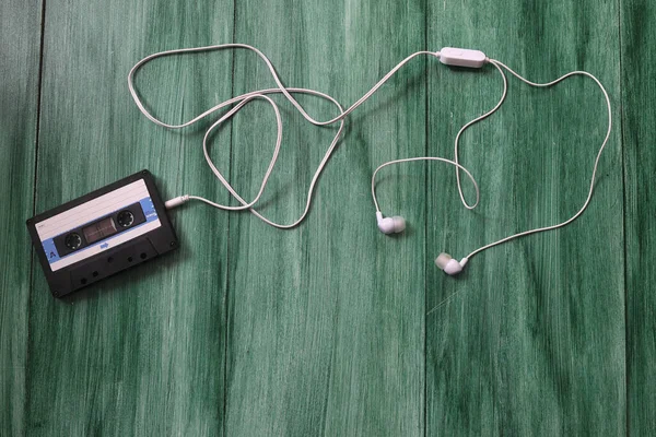 Blau Weiße Audiokassette Und Kassettenplättchen Mit Kopfhörer Auf Grünem Hintergrund — Stockfoto