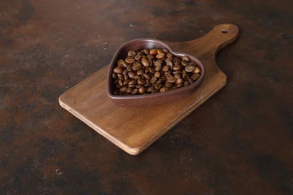 Geröstete Kaffeebohnen Herzförmiger Schale Auf Dunklem Hintergrund Liebe Kaffee Konzept — Stockfoto