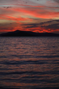 Sahilde gün batımı. Deniz kenti Turgutreis ve muhteşem gün batımları. Seçici Odaklanma.