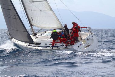 Bodrum, Hindi. 25 Mart 2018: Yelkenliler Ege Denizi 'nin mavi sularında, ünlü tatil beldesi Bodrum' un kıyılarında rüzgarlı havada yelken açıyor..