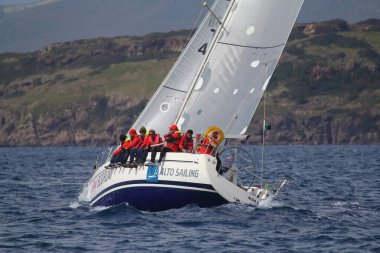 Bodrum, Hindi. 25 Mart 2018: Yelkenliler Ege Denizi 'nin mavi sularında, ünlü tatil beldesi Bodrum' un kıyılarında rüzgarlı havada yelken açıyor..