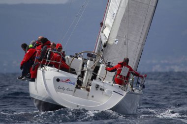 Bodrum, Hindi. 25 Mart 2018: Yelkenliler Ege Denizi 'nin mavi sularında, ünlü tatil beldesi Bodrum' un kıyılarında rüzgarlı havada yelken açıyor..