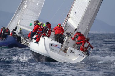 Bodrum, Hindi. 25 Mart 2018: Yelkenliler Ege Denizi 'nin mavi sularında, ünlü tatil beldesi Bodrum' un kıyılarında rüzgarlı havada yelken açıyor..