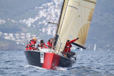 Bodrum, Hindi. 25 Mart 2018: Yelkenliler Ege Denizi 'nin mavi sularında, ünlü tatil beldesi Bodrum' un kıyılarında rüzgarlı havada yelken açıyor..