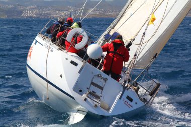 Bodrum, Hindi. 24 Mart 2018: Ege Denizi 'nin mavi sularında, ünlü tatil beldesi Bodrum' un kıyılarında yelkenliler rüzgarlı havada yelken açıyor.
