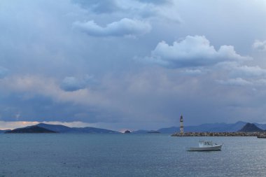 Gün batımında deniz manzarası. Sahildeki deniz feneri. Deniz kenti Turgutreis ve muhteşem gün batımları