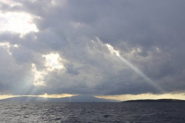 Denizin üstünde fırtına. Yağmurdan önce denizdeki bulutlu fırtına. Büyük fırtına bulutları, denizin üstünde yağmur, güçlü rüzgarlar, şiddetli yağmur fırtınası.. 