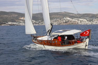 Bodrum, Türkiye, 08 Ocak 2022: Geleneksel Türk teknesi veya Gulet denizde seyrediyor. Ege 'nin Bodrum plajı yakınlarındaki Turistik Yelkenliler. 
