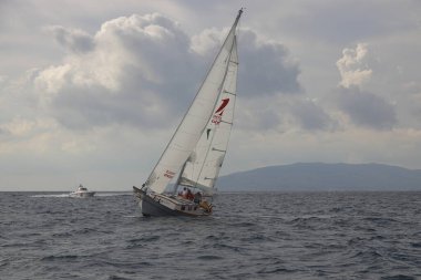 Bodrum, Türkiye, 08 Ocak 2022: Geleneksel Türk teknesi veya Gulet denizde seyrediyor. Ege 'nin Bodrum plajı yakınlarındaki Turistik Yelkenliler. 