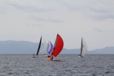 Bodrum, Hindi. 25 Mart 2018: Yelkenliler Ege Denizi 'nin mavi sularında, ünlü tatil beldesi Bodrum' un kıyılarında rüzgarlı havada yelken açıyor..