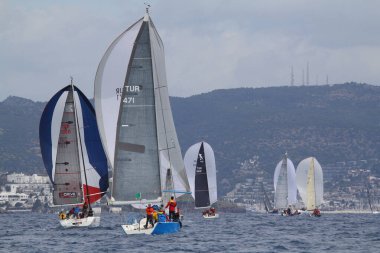 Bodrum, Hindi. 25 Mart 2018: Yelkenliler Ege Denizi 'nin mavi sularında, ünlü tatil beldesi Bodrum' un kıyılarında rüzgarlı havada yelken açıyor..