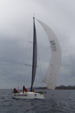 Bodrum, Hindi. 25 Mart 2018: Yelkenliler Ege Denizi 'nin mavi sularında, ünlü tatil beldesi Bodrum' un kıyılarında rüzgarlı havada yelken açıyor..