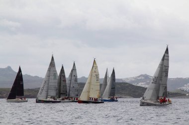 Bodrum, Hindi. 25 Mart 2018: Yelkenliler Ege Denizi 'nin mavi sularında, ünlü tatil beldesi Bodrum' un kıyılarında rüzgarlı havada yelken açıyor..