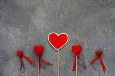 Sevgililer günü kalpleri Sevgililer günü sembolü olarak antika ahşap zemin üzerinde