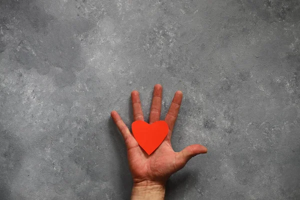 Een Man Hand Met Een Rood Hart Symbool Een Houten — Stockfoto