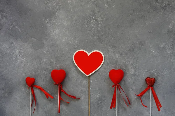 Sevgililer günü kalpleri Sevgililer günü sembolü olarak antika ahşap zemin üzerinde