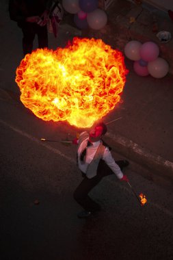 İstanbul, Türkiye, 21 Ekim 2011: İstanbul 'da Ağzından Ateş Yalıyor. Sevgililer Günü için kalp şeklinde ateş.