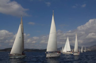 Bodrum, Hindi. 02 Mart 2019: Yelkenliler Ege Denizi 'nin mavi sularında, ünlü tatil beldesi Bodrum' un kıyılarında rüzgarlı havada yelken açıyor.