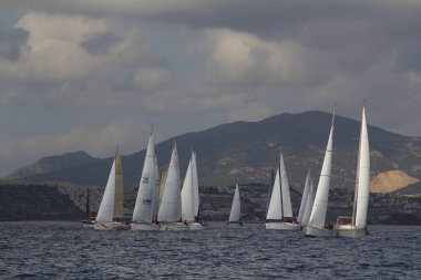 Bodrum, Hindi. 02 Mart 2019: Yelkenliler Ege Denizi 'nin mavi sularında, ünlü tatil beldesi Bodrum' un kıyılarında rüzgarlı havada yelken açıyor.