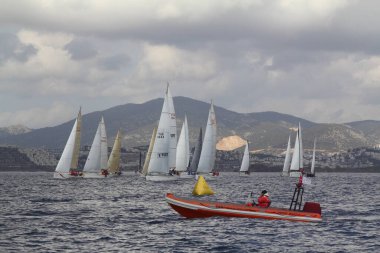 Bodrum, Hindi. 02 Mart 2019: Yelkenliler Ege Denizi 'nin mavi sularında, ünlü tatil beldesi Bodrum' un kıyılarında rüzgarlı havada yelken açıyor.