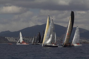 Bodrum, Hindi. 02 Mart 2019: Yelkenliler Ege Denizi 'nin mavi sularında, ünlü tatil beldesi Bodrum' un kıyılarında rüzgarlı havada yelken açıyor.