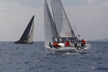 Bodrum, Hindi. 02 Mart 2019: Yelkenliler Ege Denizi 'nin mavi sularında, ünlü tatil beldesi Bodrum' un kıyılarında rüzgarlı havada yelken açıyor.