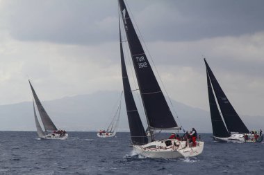 Bodrum, Hindi. 02 Mart 2019: Yelkenliler Ege Denizi 'nin mavi sularında, ünlü tatil beldesi Bodrum' un kıyılarında rüzgarlı havada yelken açıyor.
