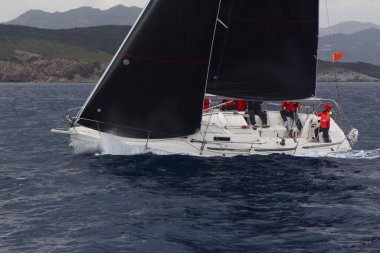 Bodrum, Hindi. 02 Mart 2019: Yelkenliler Ege Denizi 'nin mavi sularında, ünlü tatil beldesi Bodrum' un kıyılarında rüzgarlı havada yelken açıyor.