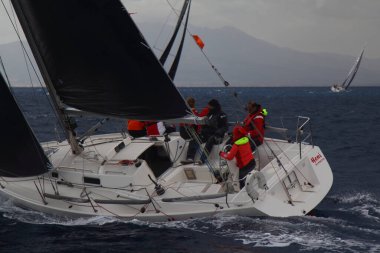 Bodrum, Hindi. 02 Mart 2019: Yelkenliler Ege Denizi 'nin mavi sularında, ünlü tatil beldesi Bodrum' un kıyılarında rüzgarlı havada yelken açıyor.