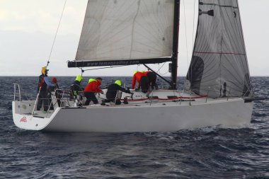 Bodrum, Hindi. 02 Mart 2019: Yelkenliler Ege Denizi 'nin mavi sularında, ünlü tatil beldesi Bodrum' un kıyılarında rüzgarlı havada yelken açıyor.