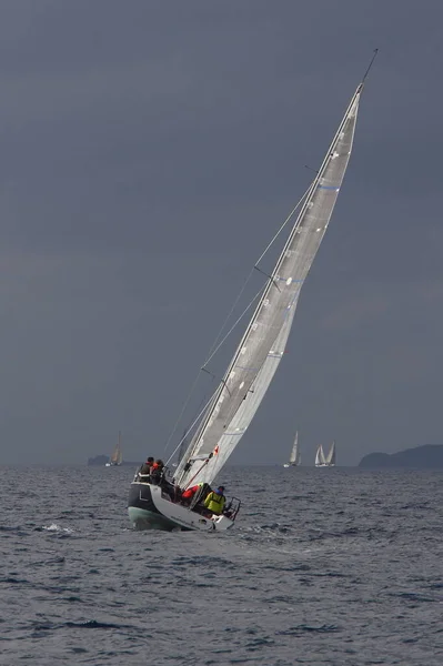 Bodrum Turcja Marca 2019 Żaglówki Pływają Wietrznej Pogodzie Błękitnych Wodach — Zdjęcie stockowe