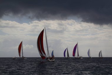 Bodrum, Hindi. 02 Mart 2019: Yelkenliler Ege Denizi 'nin mavi sularında, ünlü tatil beldesi Bodrum' un kıyılarında rüzgarlı havada yelken açıyor..