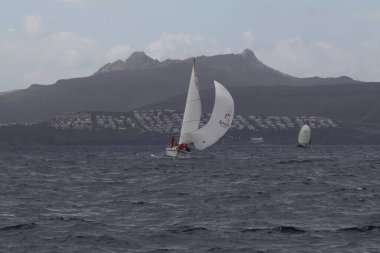 Bodrum, Hindi. 02 Mart 2019: Yelkenliler Ege Denizi 'nin mavi sularında, ünlü tatil beldesi Bodrum' un kıyılarında rüzgarlı havada yelken açıyor..