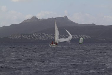 Bodrum, Hindi. 02 Mart 2019: Yelkenliler Ege Denizi 'nin mavi sularında, ünlü tatil beldesi Bodrum' un kıyılarında rüzgarlı havada yelken açıyor..
