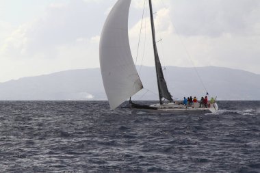 Bodrum, Hindi. 02 Mart 2019: Yelkenliler Ege Denizi 'nin mavi sularında, ünlü tatil beldesi Bodrum' un kıyılarında rüzgarlı havada yelken açıyor..