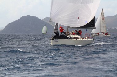 Bodrum, Hindi. 02 Mart 2019: Yelkenliler Ege Denizi 'nin mavi sularında, ünlü tatil beldesi Bodrum' un kıyılarında rüzgarlı havada yelken açıyor..