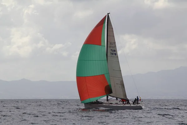 Bodrum Turkiet 2019 Segelbåtar Seglar Blåsigt Väder Egeiska Havets Blå — Stockfoto