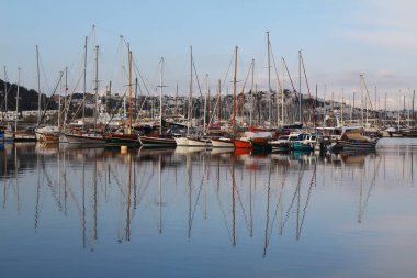 Bodrum, Mugla, Türkiye .03 Mart 2019: Güzel bir yaz akşamında Bodrum 'da yatların yansımaları