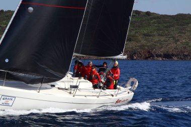 Bodrum, Hindi. 03 Mart 2019: Ege Denizi 'nin mavi sularında, ünlü tatil beldesi Bodrum' un kıyılarında, rüzgarlı havada yelkenliler yelken açıyor.
