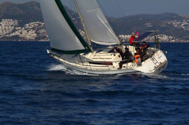 Bodrum, Hindi. 03 Mart 2019: Ege Denizi 'nin mavi sularında, ünlü tatil beldesi Bodrum' un kıyılarında, rüzgarlı havada yelkenliler yelken açıyor.