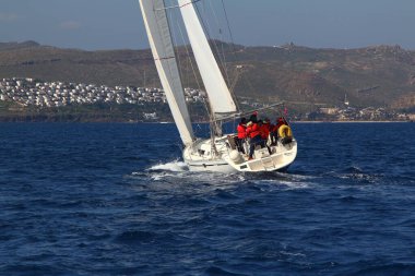 Bodrum, Hindi. 03 Mart 2019: Ege Denizi 'nin mavi sularında, ünlü tatil beldesi Bodrum' un kıyılarında, rüzgarlı havada yelkenliler yelken açıyor.