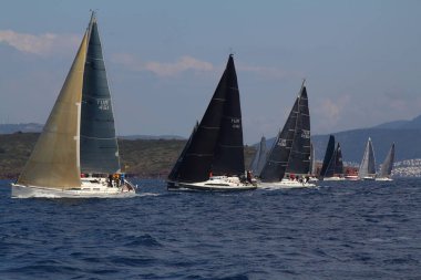 Bodrum, Hindi. 03 Mart 2019: Ege Denizi 'nin mavi sularında, ünlü tatil beldesi Bodrum' un kıyılarında, rüzgarlı havada yelkenliler yelken açıyor.