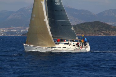 Bodrum, Hindi. 03 Mart 2019: Ege Denizi 'nin mavi sularında, ünlü tatil beldesi Bodrum' un kıyılarında, rüzgarlı havada yelkenliler yelken açıyor.