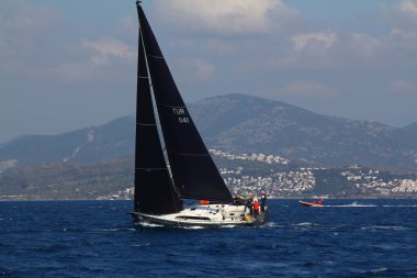Bodrum, Hindi. 03 Mart 2019: Ege Denizi 'nin mavi sularında, ünlü tatil beldesi Bodrum' un kıyılarında, rüzgarlı havada yelkenliler yelken açıyor.