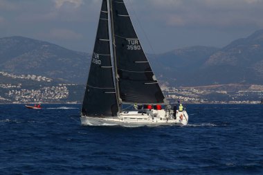 Bodrum, Hindi. 03 Mart 2019: Ege Denizi 'nin mavi sularında, ünlü tatil beldesi Bodrum' un kıyılarında, rüzgarlı havada yelkenliler yelken açıyor.