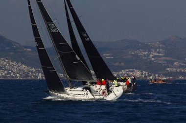 Bodrum, Hindi. 03 Mart 2019: Ege Denizi 'nin mavi sularında, ünlü tatil beldesi Bodrum' un kıyılarında, rüzgarlı havada yelkenliler yelken açıyor.