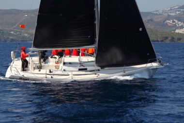 Bodrum, Hindi. 03 Mart 2019: Ege Denizi 'nin mavi sularında, ünlü tatil beldesi Bodrum' un kıyılarında, rüzgarlı havada yelkenliler yelken açıyor.
